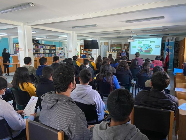 En el Liceo Eduardo Frei Montalva de Monte Patria se llevó a cabo un taller contra el ciber acoso a cargo de SernamEG.