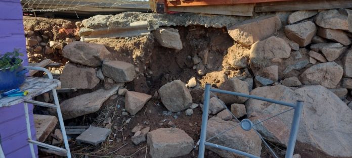 p6_desprendimiento_de_tierra_amenaza_vivienda