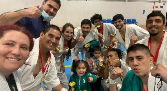 p8_karatecas_del_dojo_ovalle_suman_medallas_en_su_paso_por_copiapo