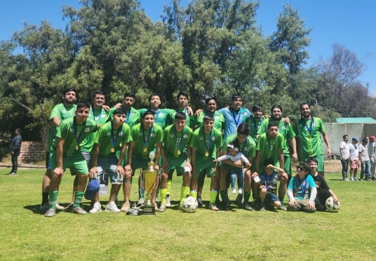 El plantel adulto de Kico Rojas logró ganar con una base de jugadores formados en su academia.