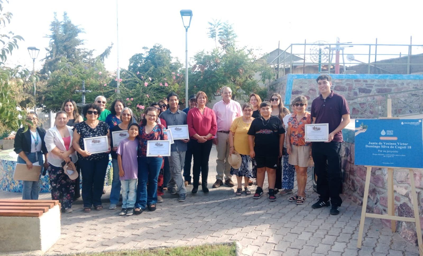 Vecinos de Combarbalá instalan sistema de riego en plaza comunitaria
