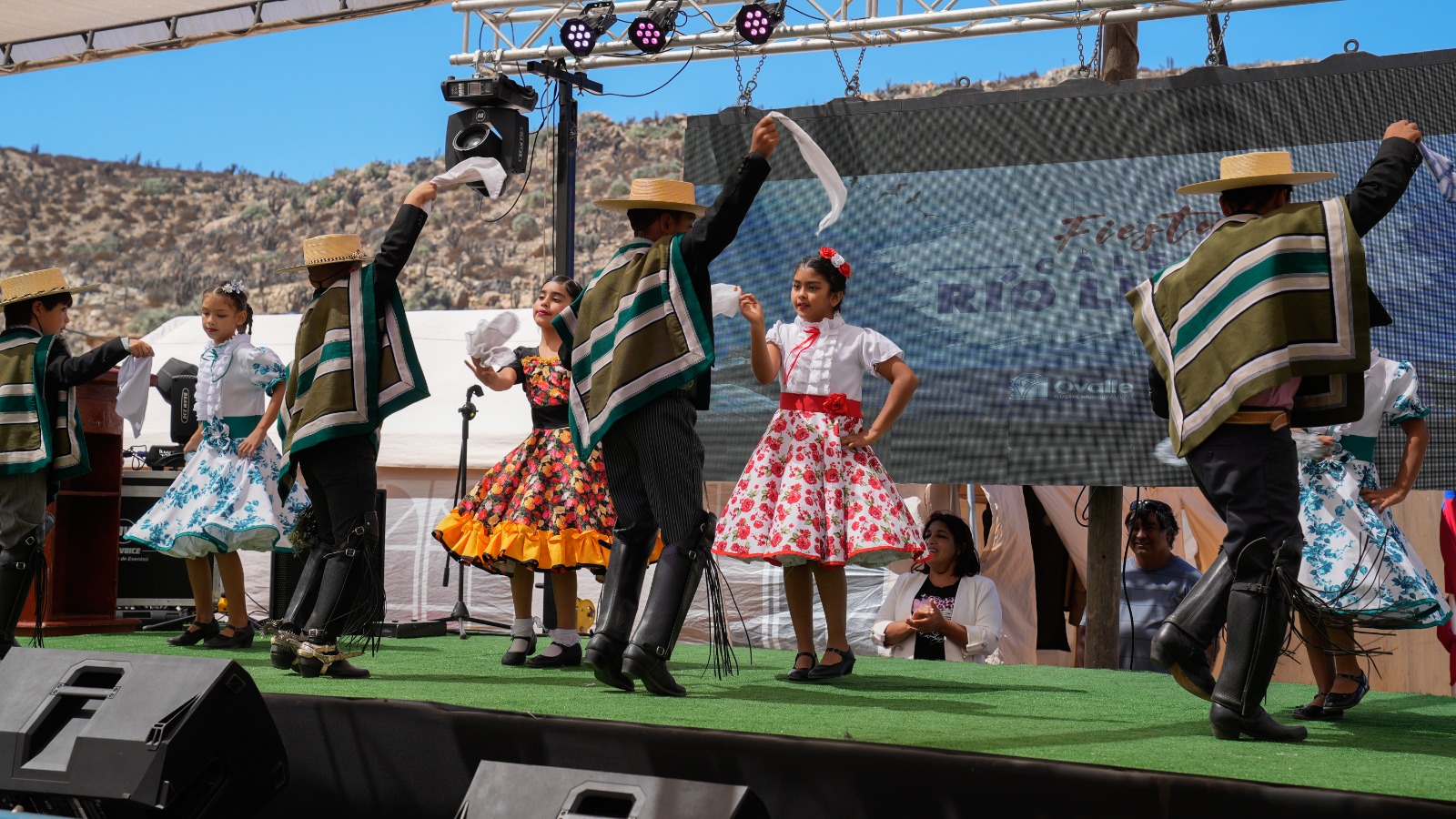 Ovalle cierra el verano con masiva fiesta en Caleta Río Limarí