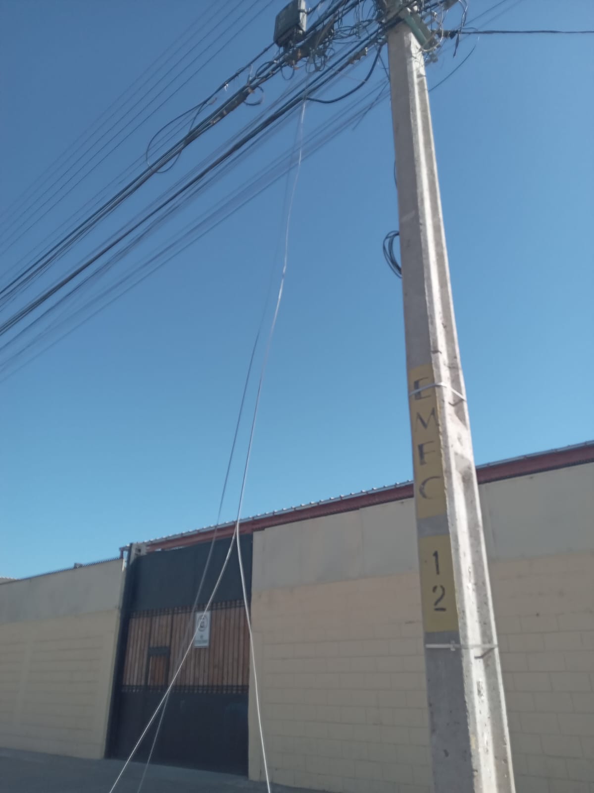 Adulto mayor relata temor a electrocutarse tras enredarse con cable en la vía pública