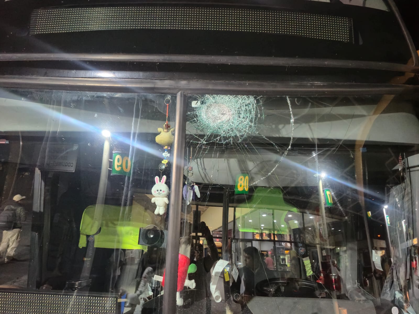 Impacto de objeto contra un bus enciende alerta por seguridad en las rutas